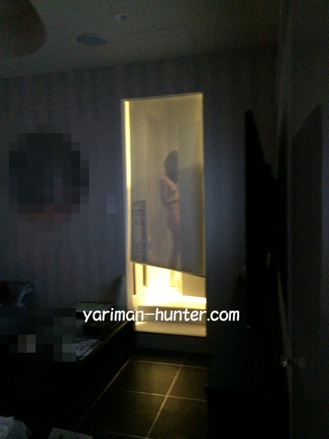 シャワーを浴びる彼女